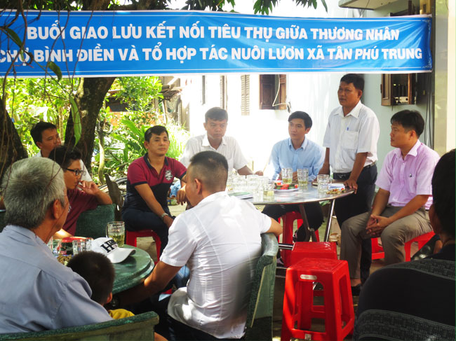 Ket-noi-giao-thuong-giua-tieu-thuong-cho-Binh-Dien-va-to-hop-tac-nuoi-luon-xa-Tan-Phu-Trung-huyen-Cu-Chi